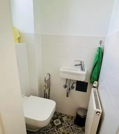 Entzueckende Kleine Vorstadtvilla Hotell 3*