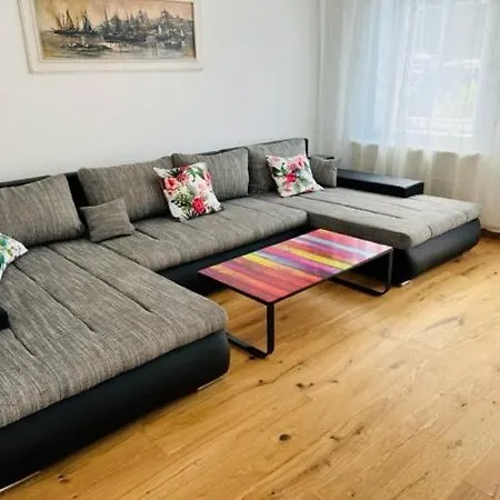 Entzuckende Kleine Vorstadtvilla بيت للعطل