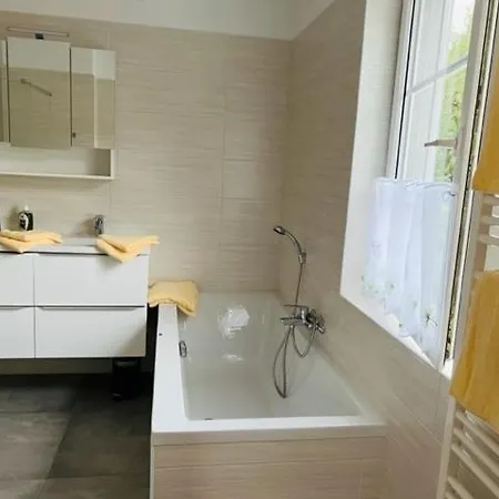 Entzueckende Kleine Vorstadtvilla