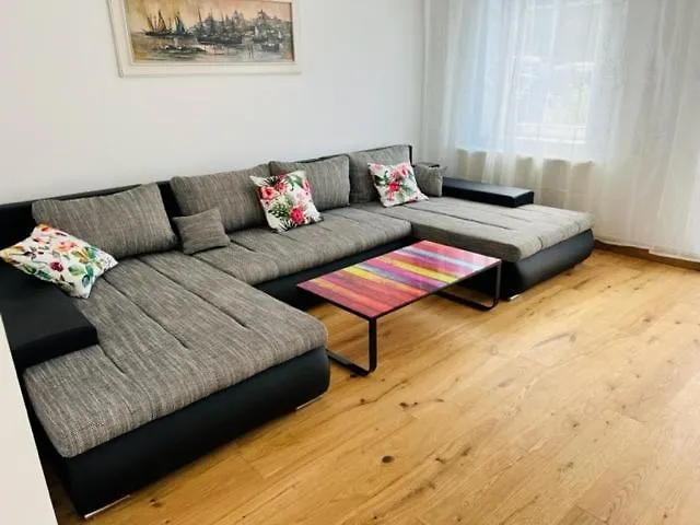 Entzueckende Kleine Vorstadtvilla Hotel